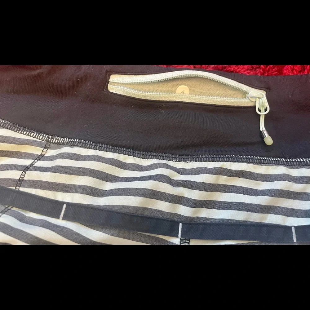 Lululemon hottie hot shorts 4 - Picture 3 of 3